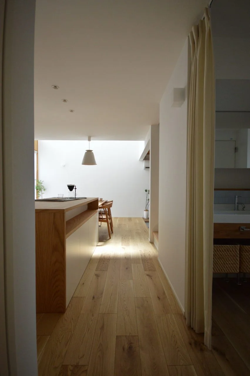 【吹抜けからの光】 LDKに入った瞬間、奥の吹抜けからの光がLDKに陰影を作ります。