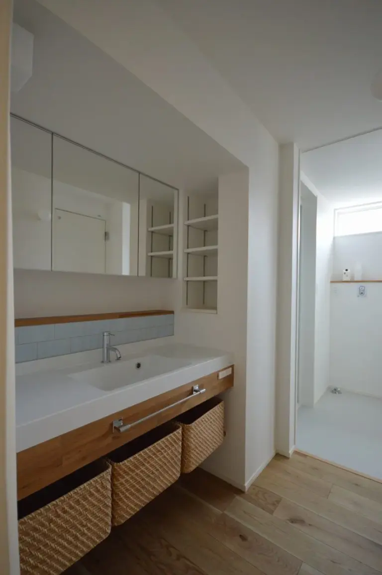 【造作洗面台】 既製品と木の材料を組み合わせ、オリジナルの造作洗面台に。 既製品のキャビネットの収納力やシンクの使い勝手、造作で組み合わせる木質感が合わさり、雰囲気の良い造作に。