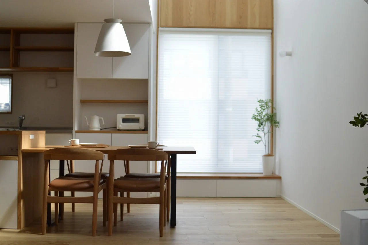 【ダイニング】 吹抜けからの光はダイニングを照らし、気持ちの良い朝食の時間に。