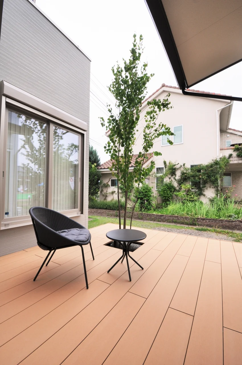 天気の良い日に外と繋がるウッドデッキ空間。