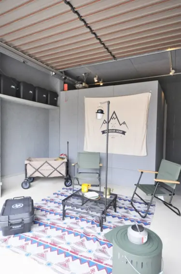 雨の日も趣味を楽しめるインナーガレージ。

車いじりも、アウトドアも。