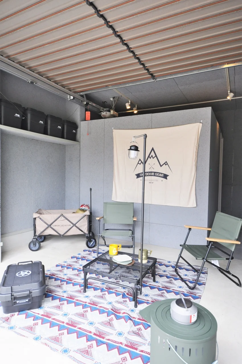 雨の日も趣味を楽しめるインナーガレージ。

車いじりも、アウトドアも。