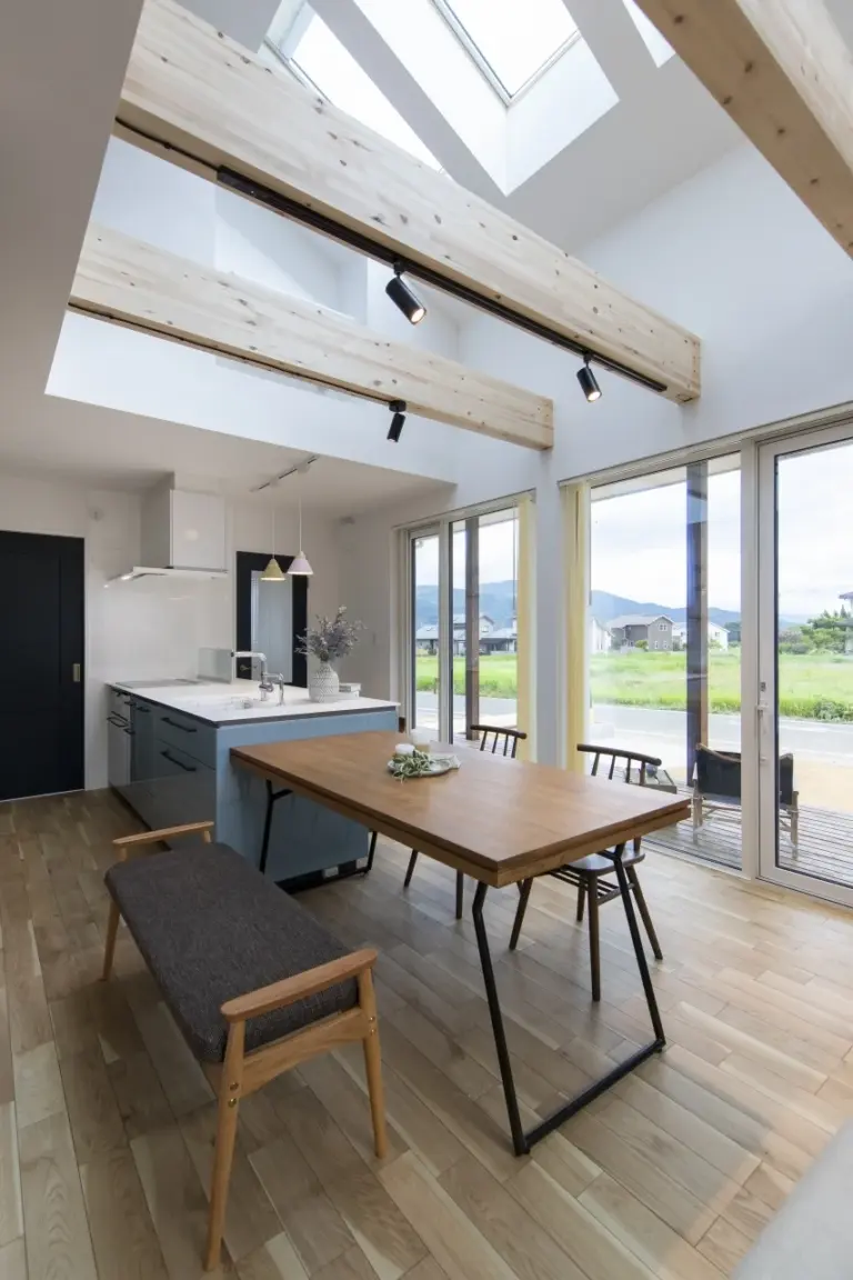 開放的なダイニングキッチン。正面に絶景が見え、気持ちの良い食卓。