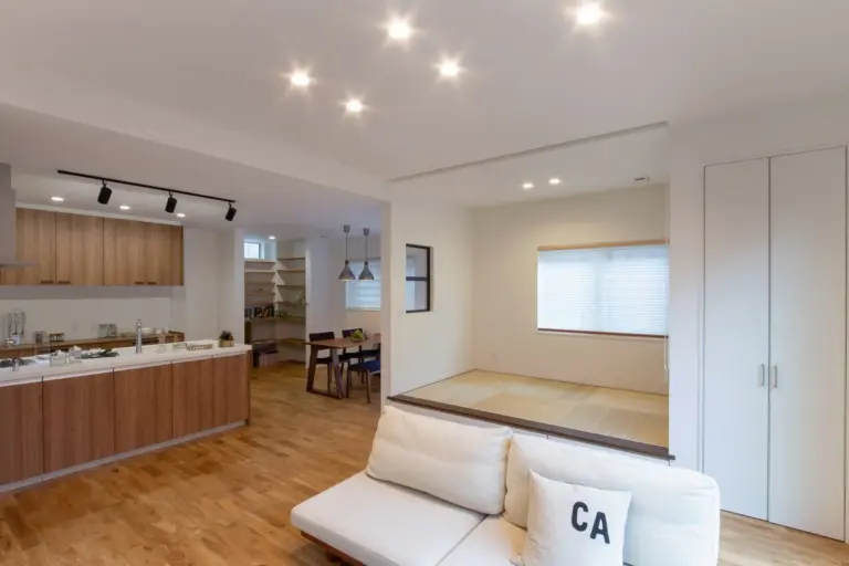 キッチンから全体を見渡せる空間