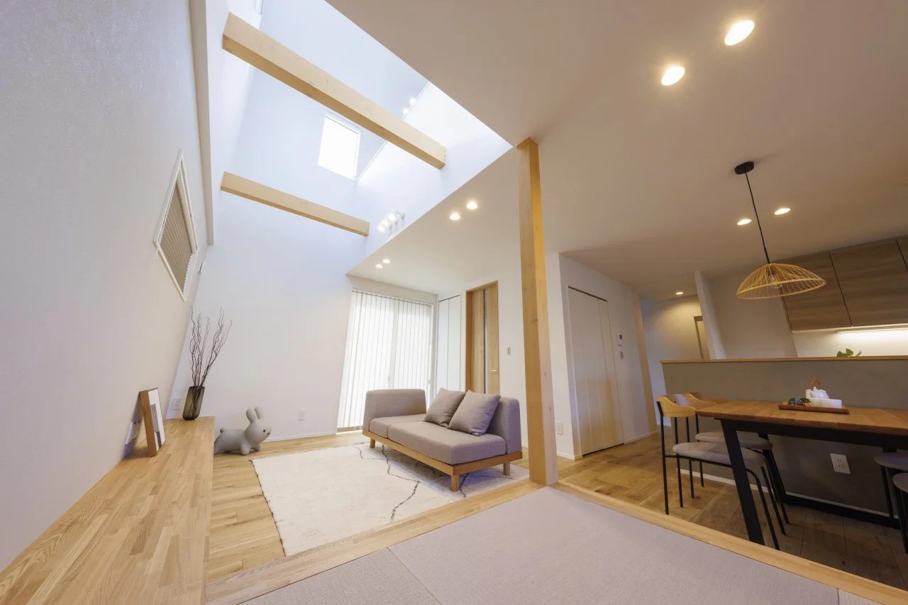 タタミコーナーも開放し、吹抜けも合わさって開放的な空間。