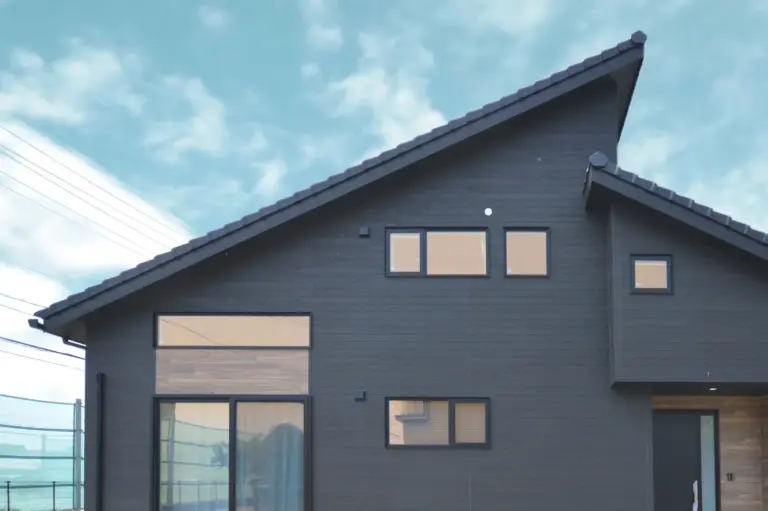 【外観】 敷地内からは招き屋根のデザインに。 こちらも瓦ならでは、屋根勾配をつけた形に。