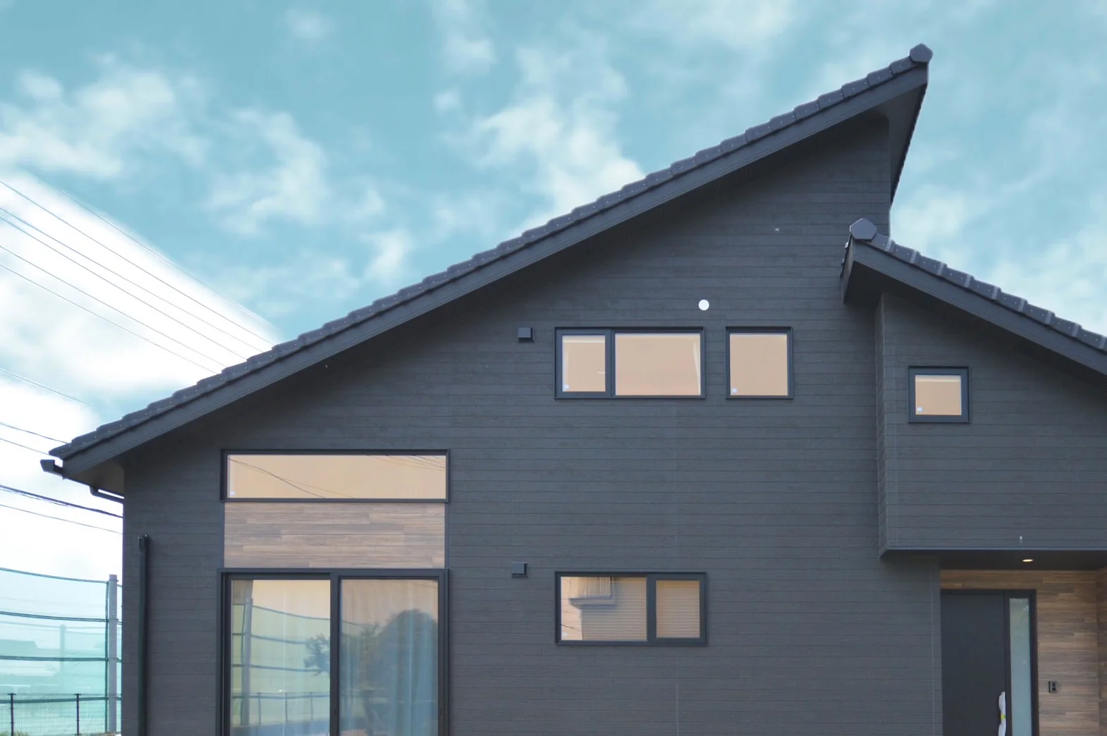 【外観】 敷地内からは招き屋根のデザインに。 こちらも瓦ならでは、屋根勾配をつけた形に。