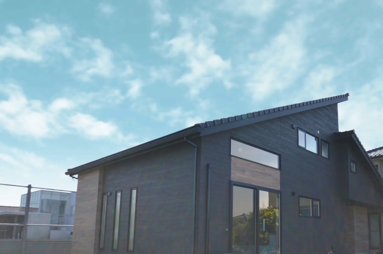 【外観】 道路側からは平屋にも見える外観。 瓦を使用するため、屋根の主張されるデザインに。