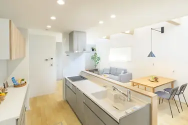 ■グレー色でナチュラルな空間とマッチしたキッチン