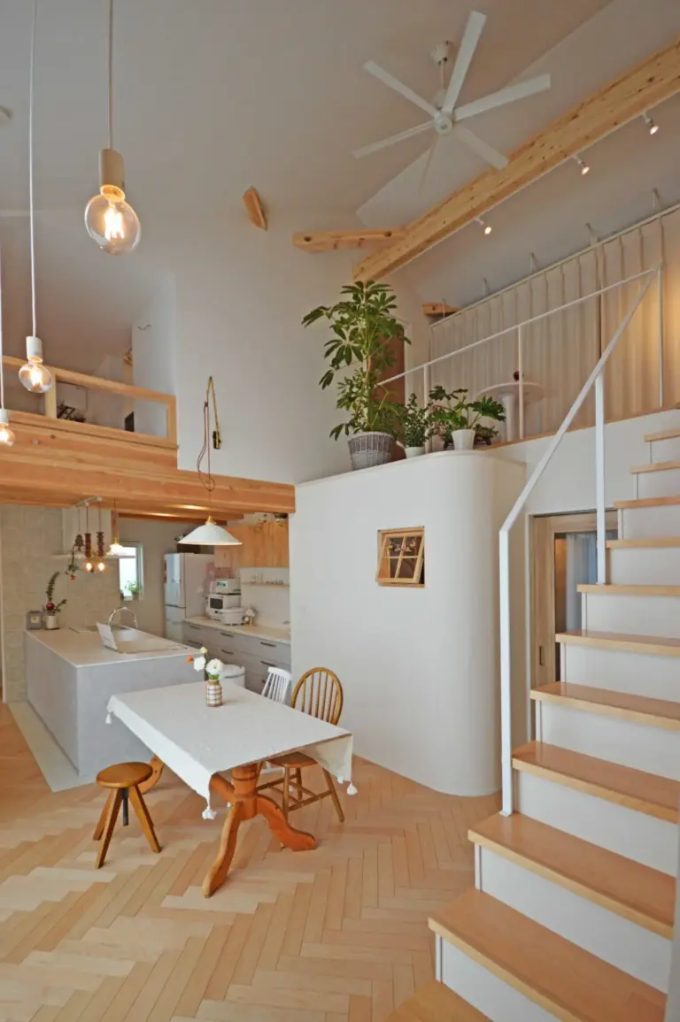 気持ちの良い吹抜けダイニング。吹抜けの中間には植物を飾るカウンターが。