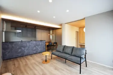 【159】グレーと無機質な内観に木目が映える家