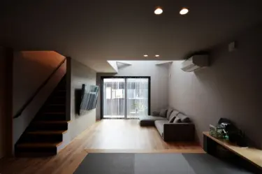 【153】吹抜けから明るい光が降り注ぐ家