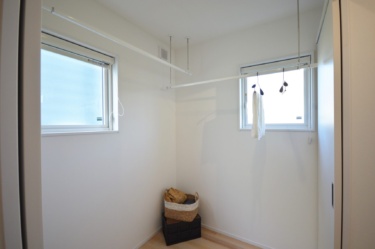 ■サンルーム
個別に設けたサンルームで天気が悪い日もしっかり物干し。