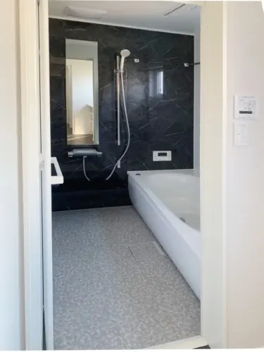 【浴室】黒いパネルがスタイリッシュな浴室。