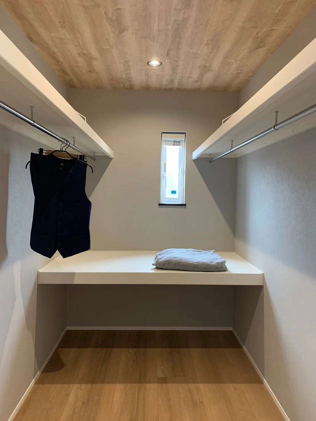 内観（ウォークインクローゼット）　寝室に隣接した３帖分のＷＩＣ