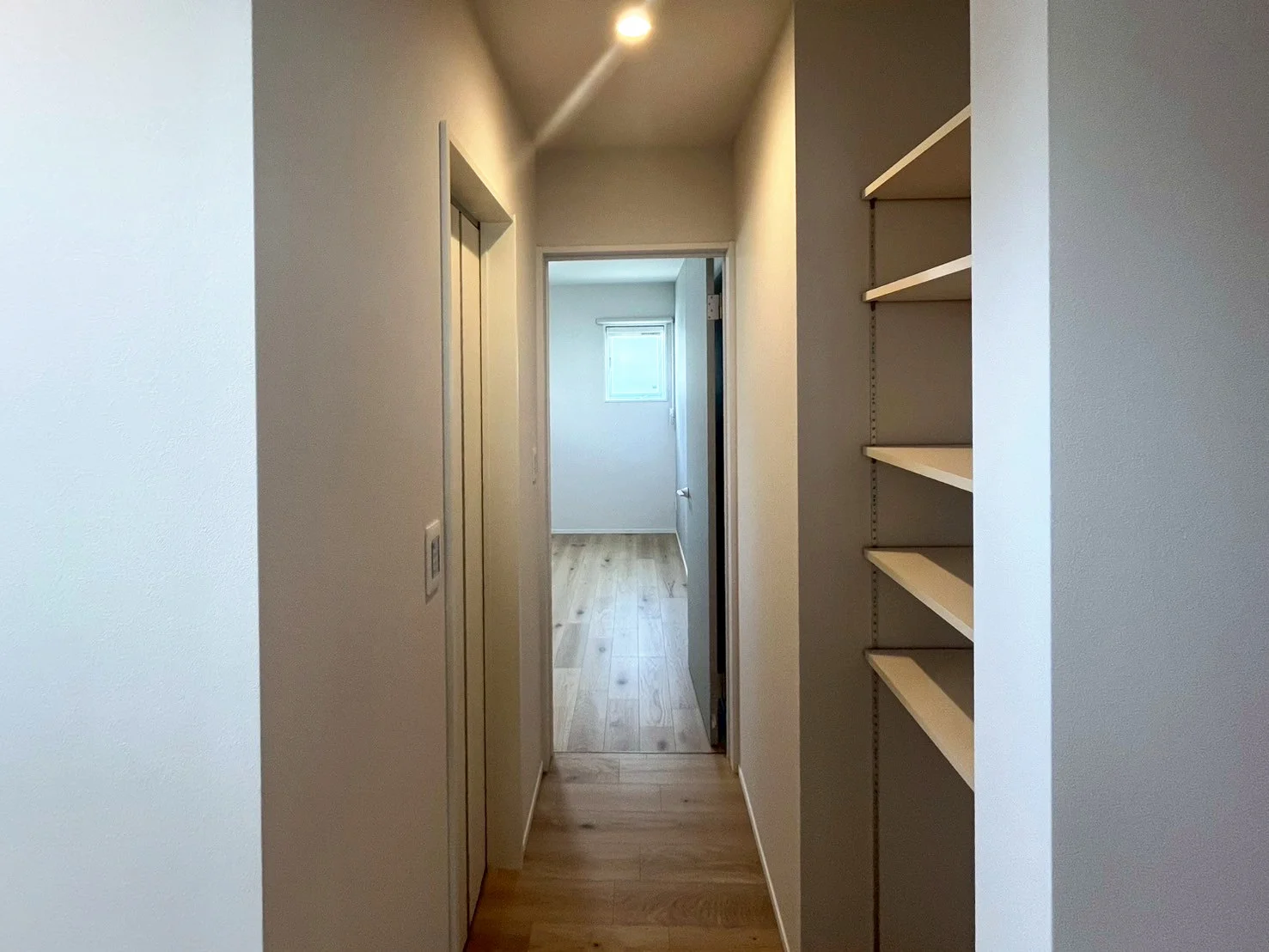 １階寝室へと繋がる廊下・収納部分