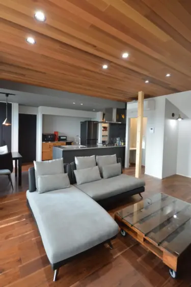 ウォルナット×モノトーン、シックな大人のインテリア