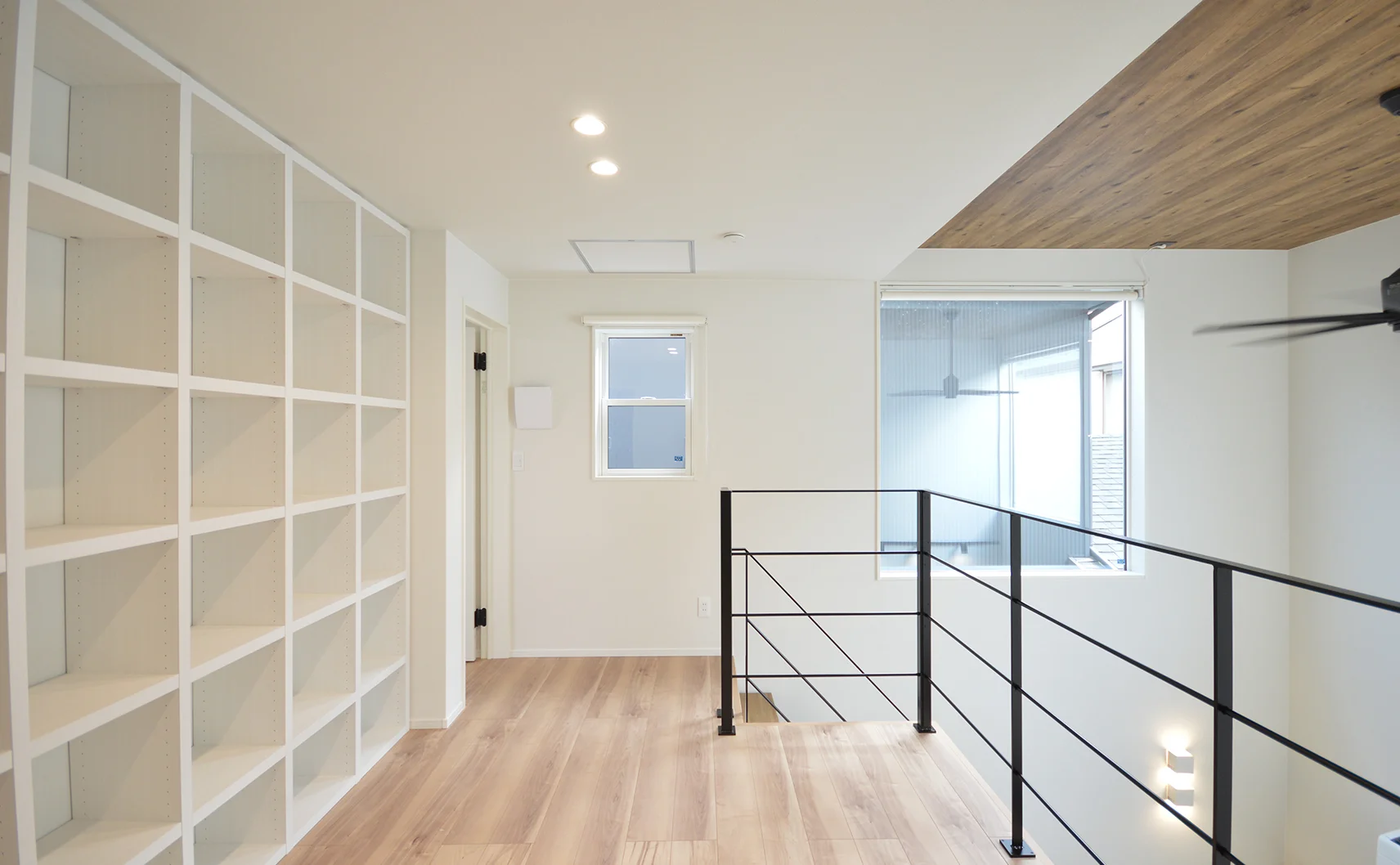 1面本棚の２Fホールフリースペース