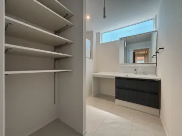 洗面脱衣室（洗面台・収納側）