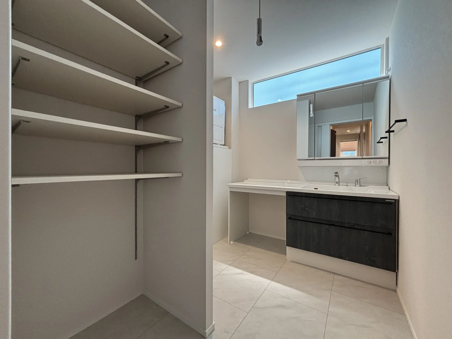 洗面脱衣室（洗面台・収納側）