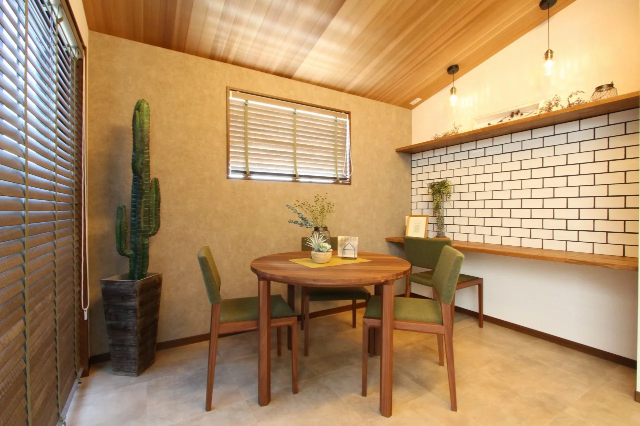 タイル張りのカウンタースペースのあるカフェダイニング