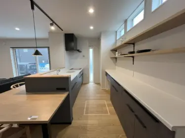 【システムキッチン ・カップボード】ｶｯﾌﾟﾎﾞｰﾄﾞは幅広で収納量を確保しつつ、オープン棚で飾れるおしゃれな仕様に。