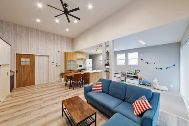 和室も開放し、天井高も高い、とても開放的なLDK