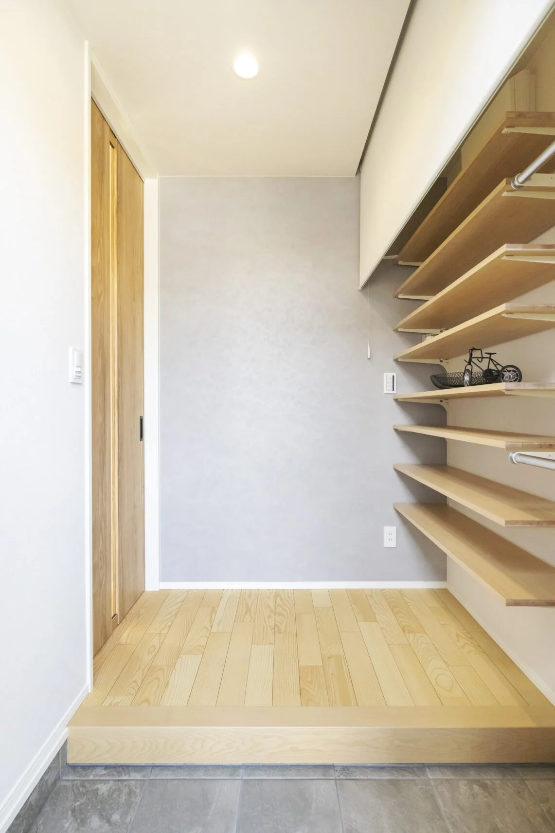 ■玄関
大容量の収納はロールスクリーンで隠せます。