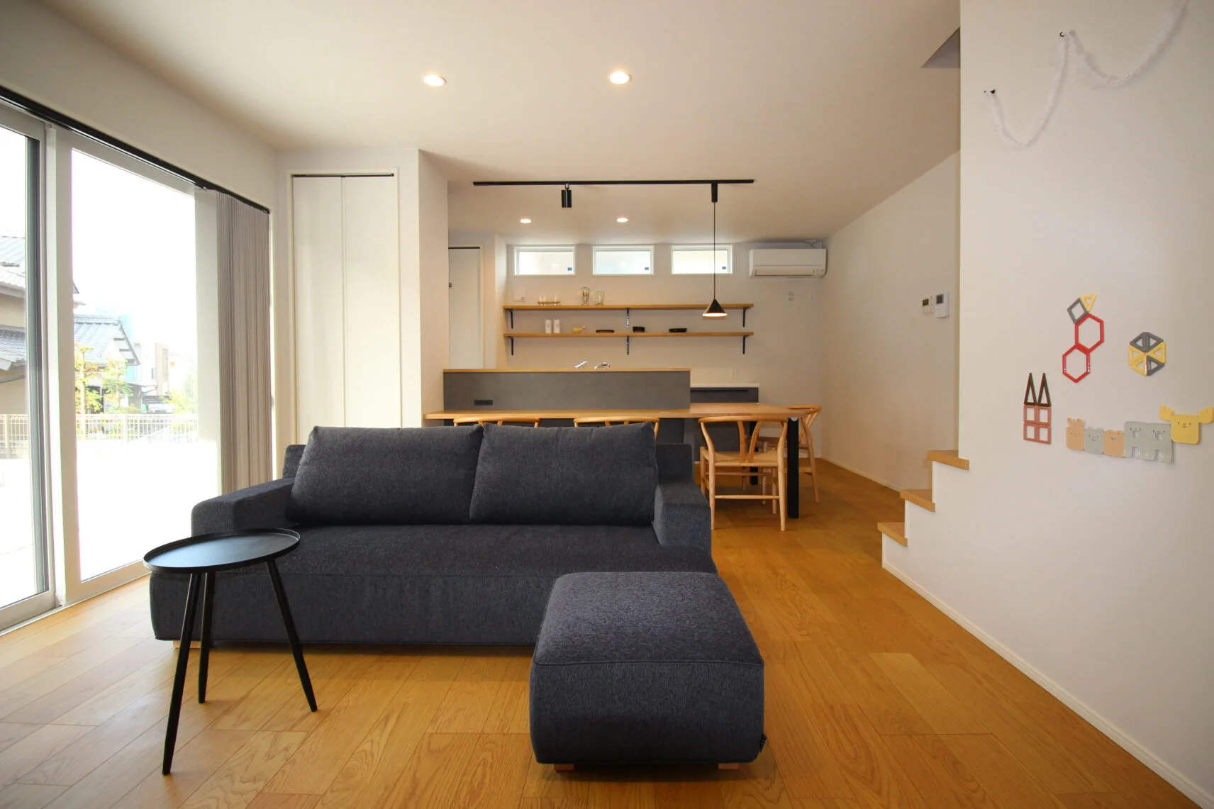 【ＬＤＫ２】背面のダイニングキッチンが木目とグレーで良いインテリアに。