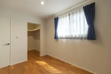 ■寝室に隣接したウォークインクローゼット