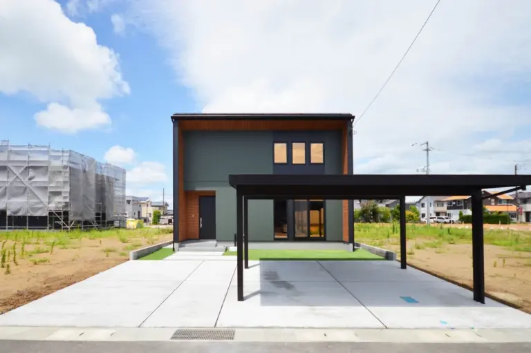 木目調で囲われたモスグリーンがおしゃれな外観