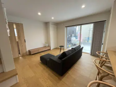 【リビング２】大きな窓から明るい光が差し込みます。