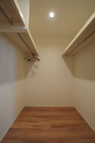 寝室の中にあるウォークインクローゼット