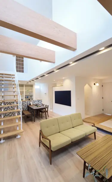 【101】細長い吹抜けから光の落ちる家