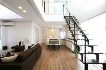 【012】２つの吹き抜けのある家