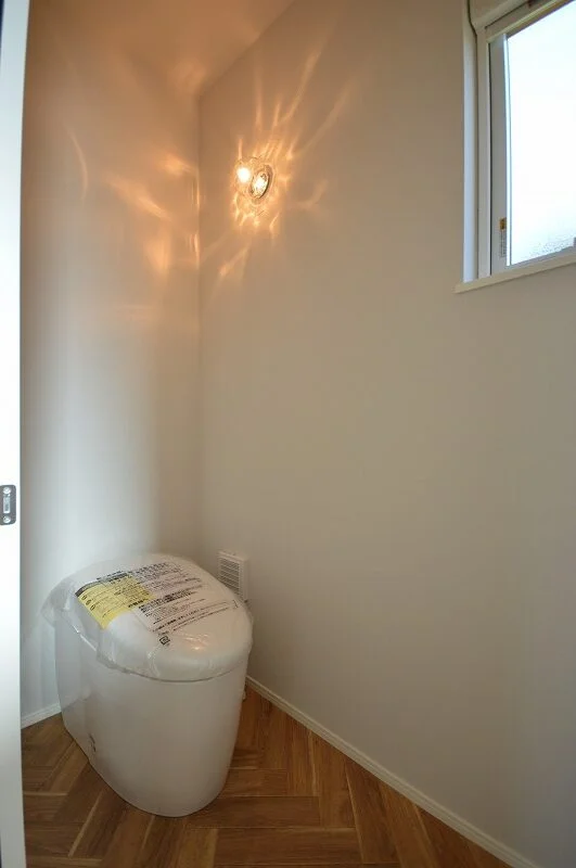 シンプルモダンなトイレ空間、機能性と清潔感を兼ね備えたデザイン