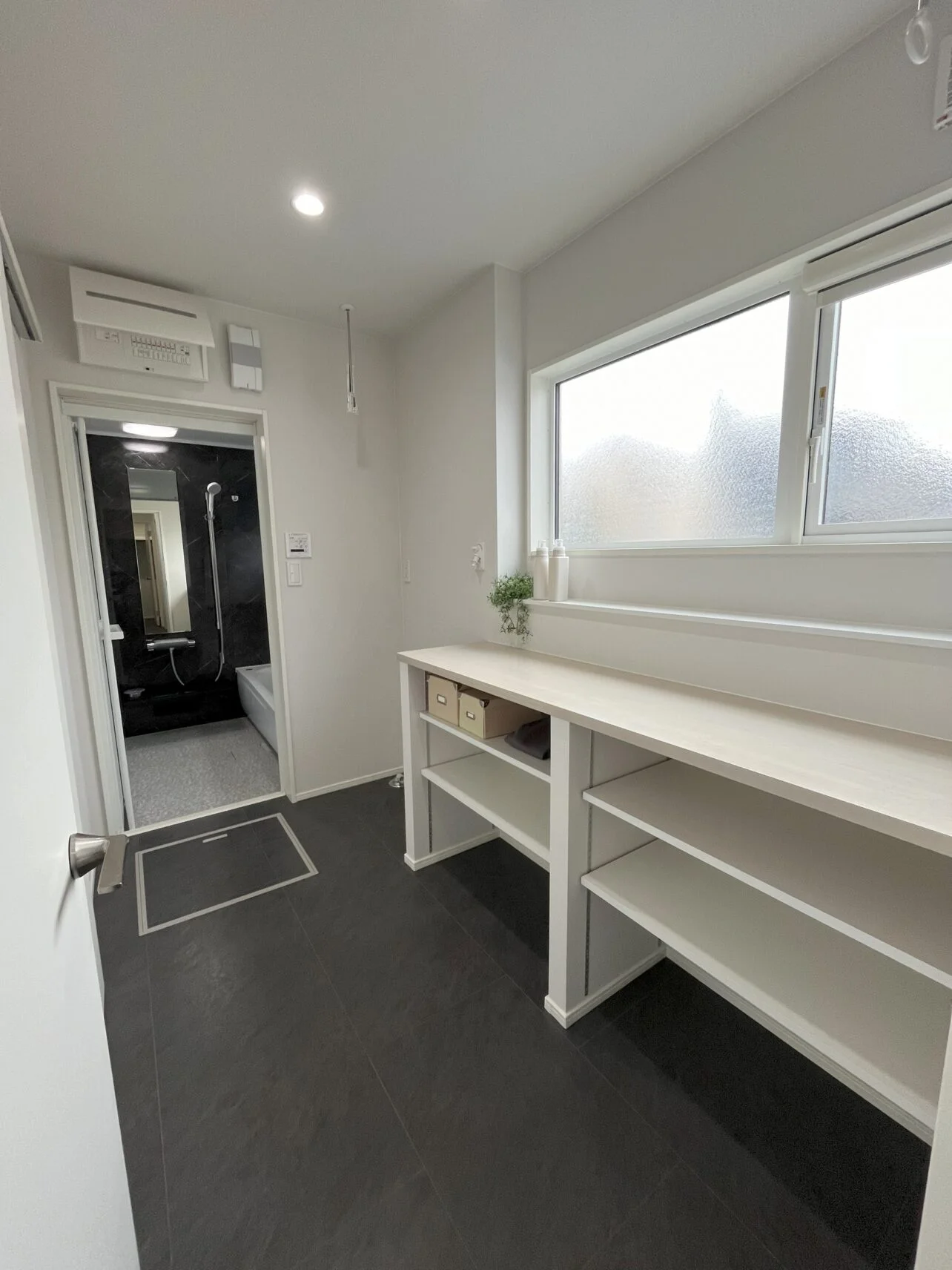 【ランドリールーム】洗って干してすぐ畳める、効率的なランドリールーム。