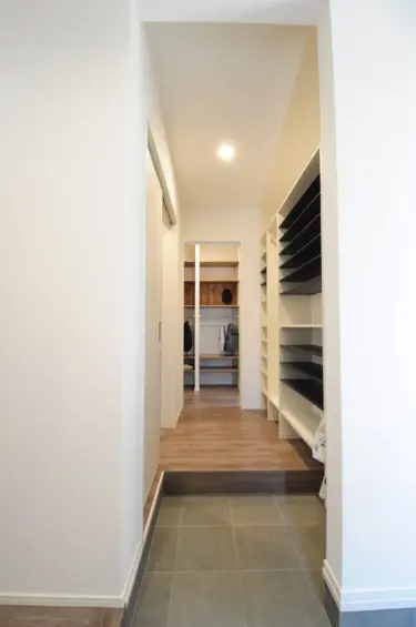 家事楽動線②（玄関→シューズクロークから直接パントリーへ。買い物帰りも安心♪）