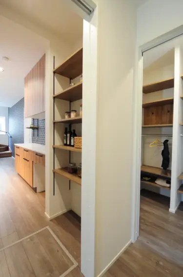 家事楽動線①（パントリー→シューズクローク→ファミリークローゼットへと繋がる動線）