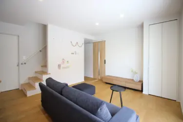 【リビング１】階段横の広い壁は飾れる壁面に。お誕生日など飾りつけをして記念写真などに活用できます。