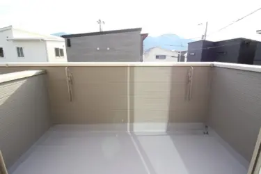 【バルコニー】壁で隠しながらお洗濯を干せるバルコニー。