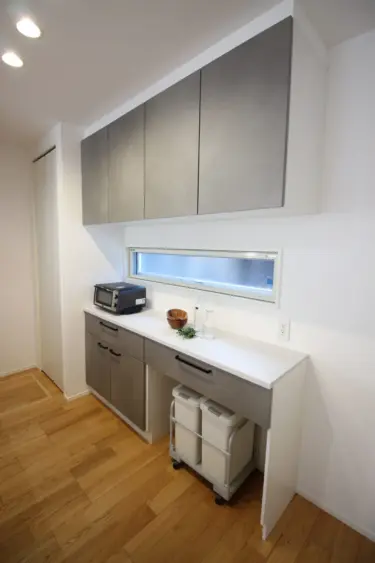 内観（食器棚）