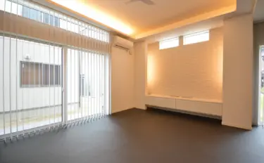 【017】天井高3mの開放的なリビングでシンプルに暮らす家