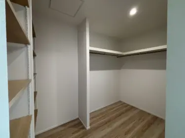 寝室の中にあるウォークインクローゼット（３．５帖分）