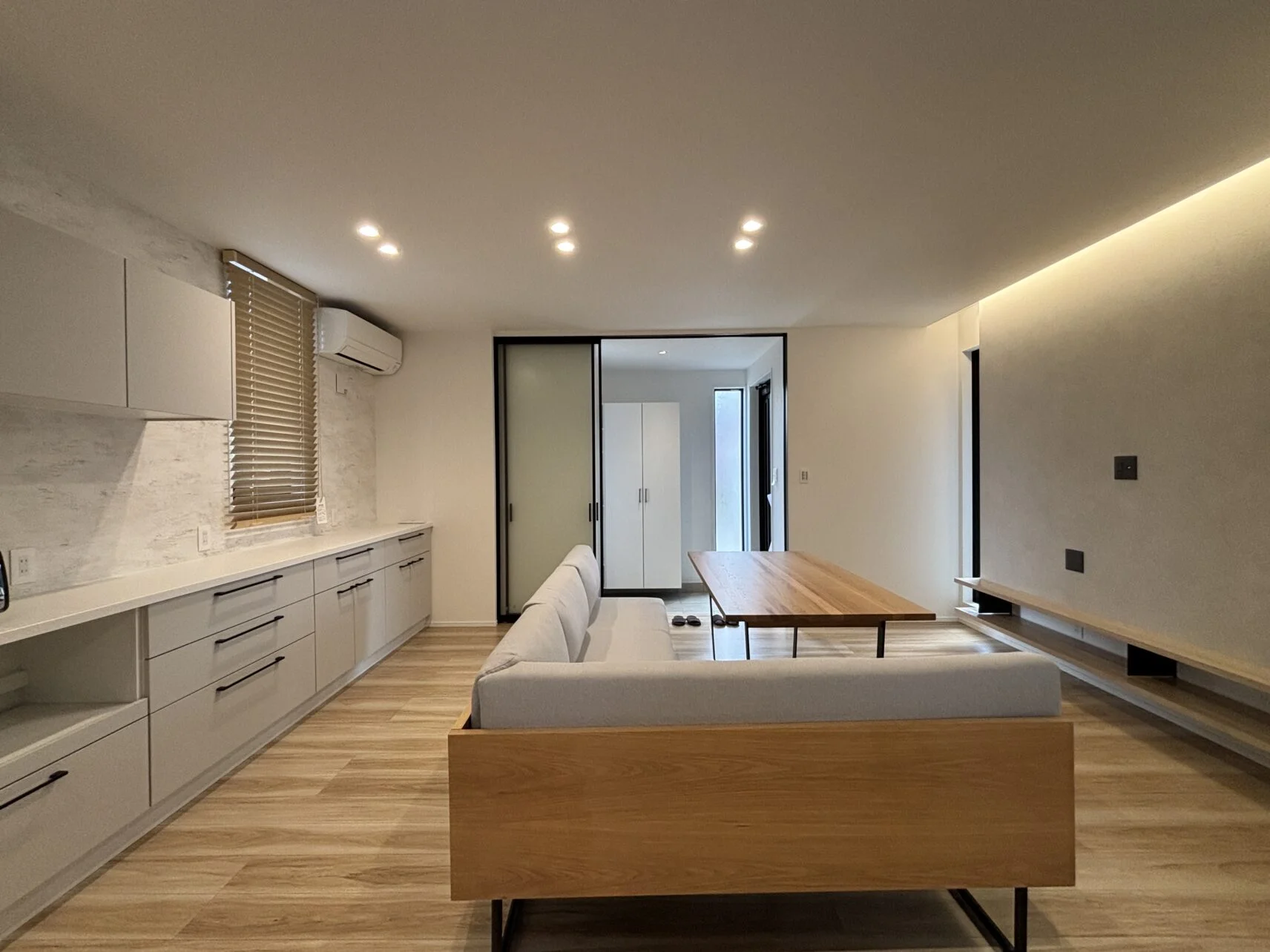 リビング 兼 ダイニング（玄関側）