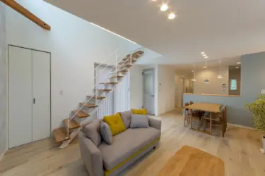 【073】デザイン階段のある家