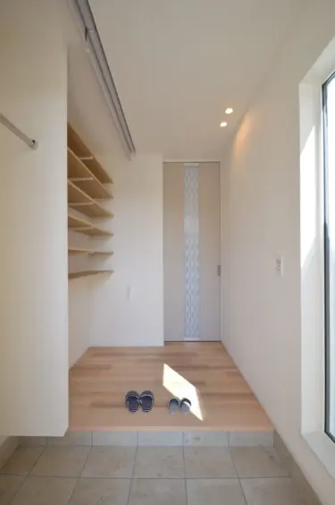 ■玄関・ホール側
背の高い戸がアクセントになる玄関ホール。