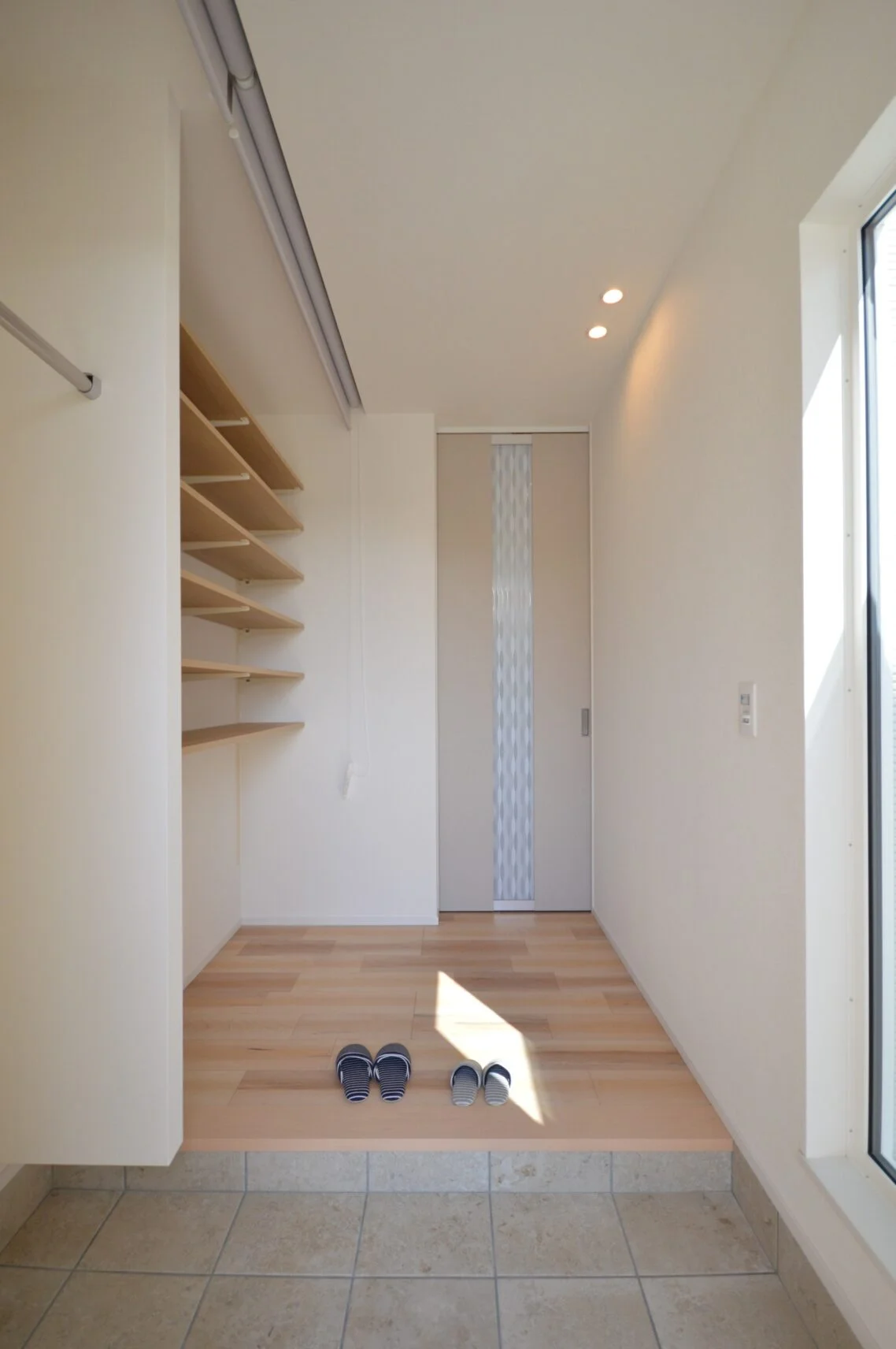 ■玄関・ホール側
背の高い戸がアクセントになる玄関ホール。