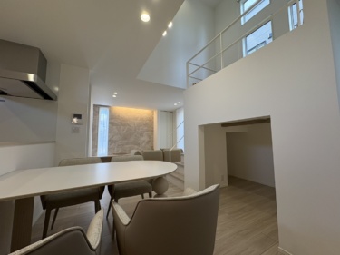 秘密基地のようなヌック（２．５帖）

スキップフロア下のスペースを有効利用して作りました。