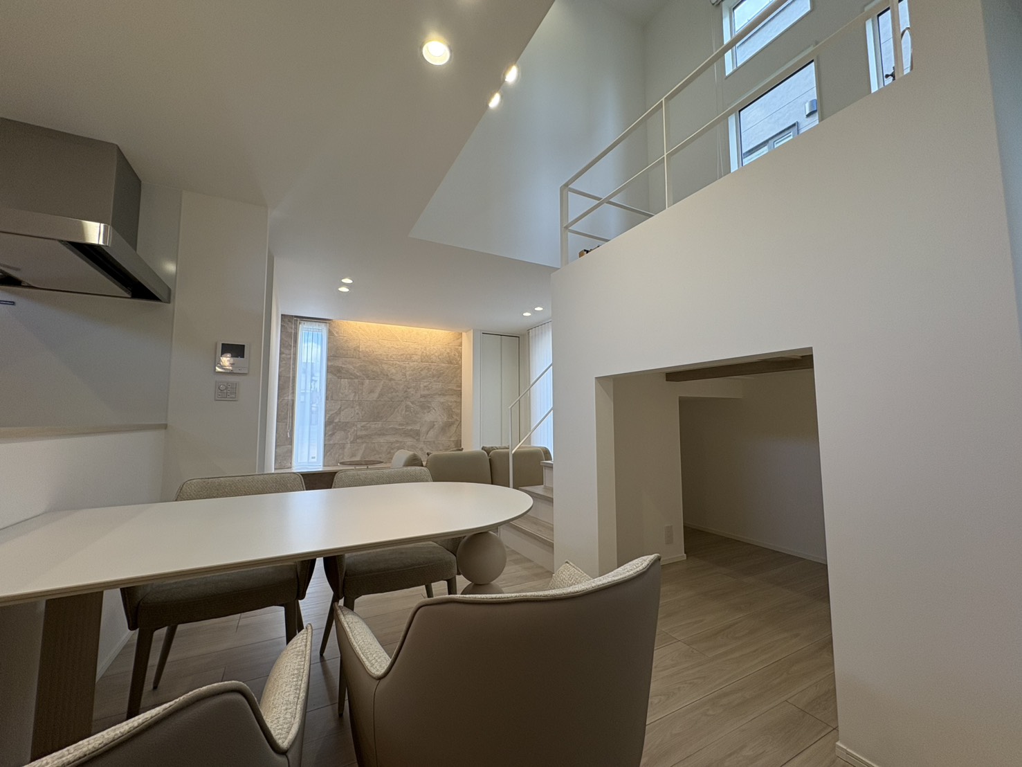 秘密基地のようなヌック（２．５帖）

スキップフロア下のスペースを有効利用して作りました。